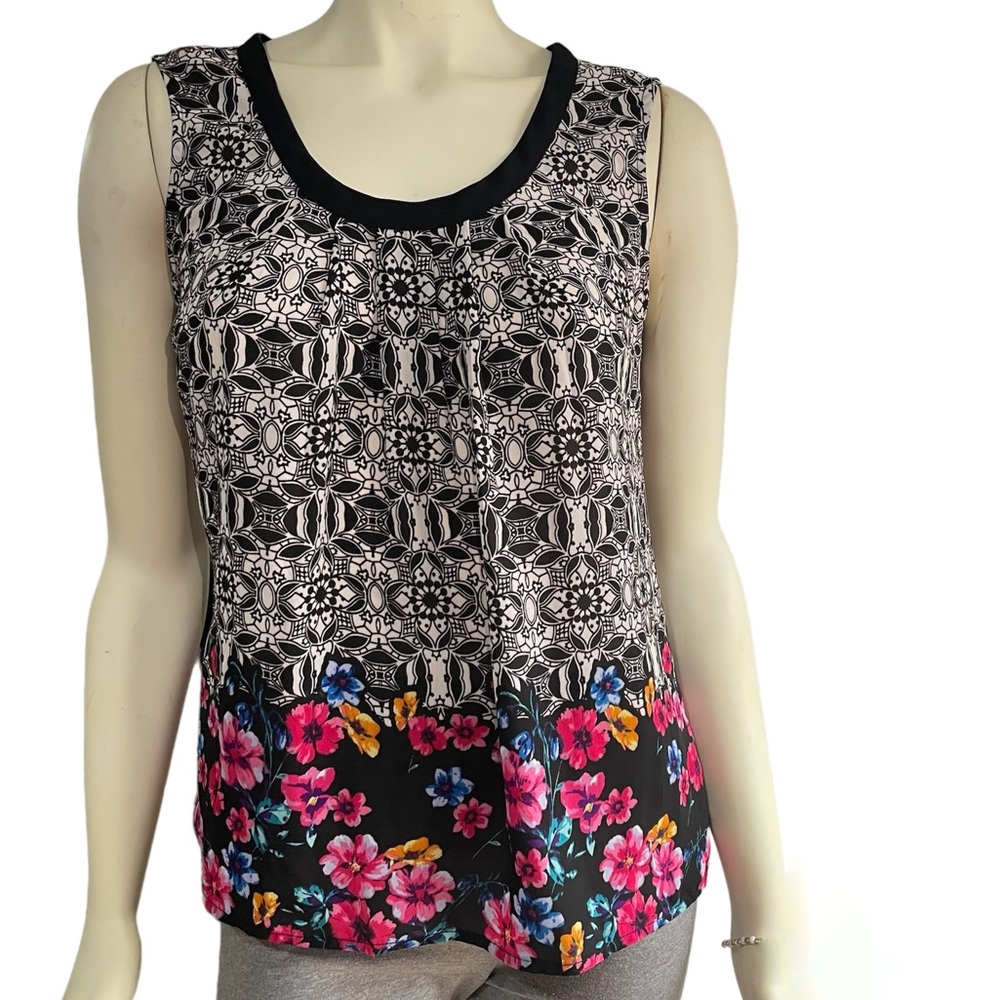 Candie's sleeveless floral patterned blouse size junior medium.